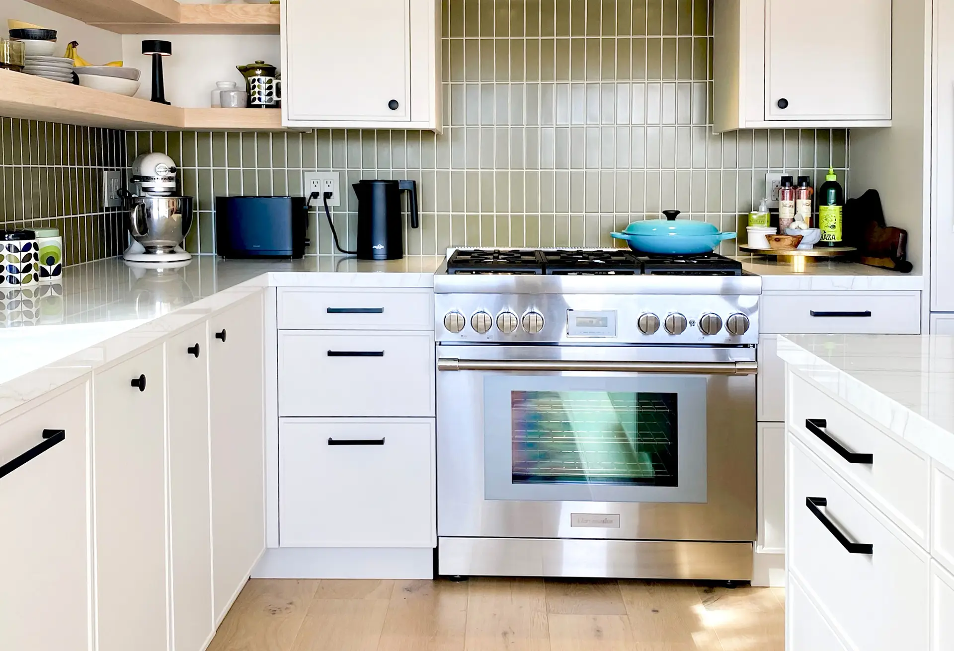 Kitchen cabinets in Soapstone Outline