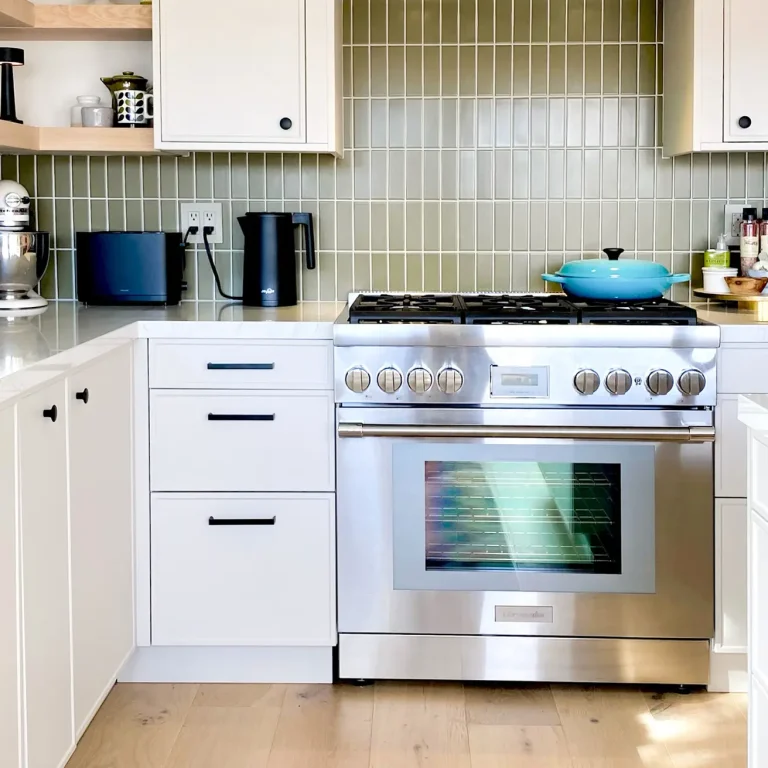 Kitchen cabinets in Soapstone Outline