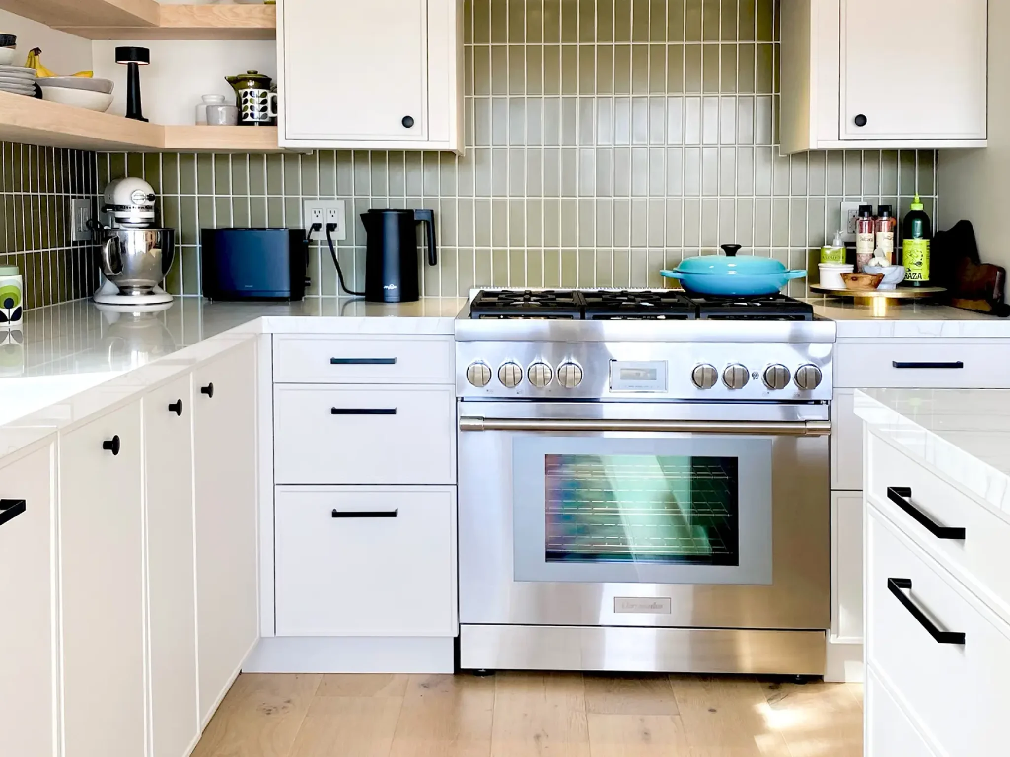 Kitchen cabinets in Soapstone Outline